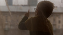 Шаг над пропастью: новосибирцев испугал ребёнок в окне пятого этажа