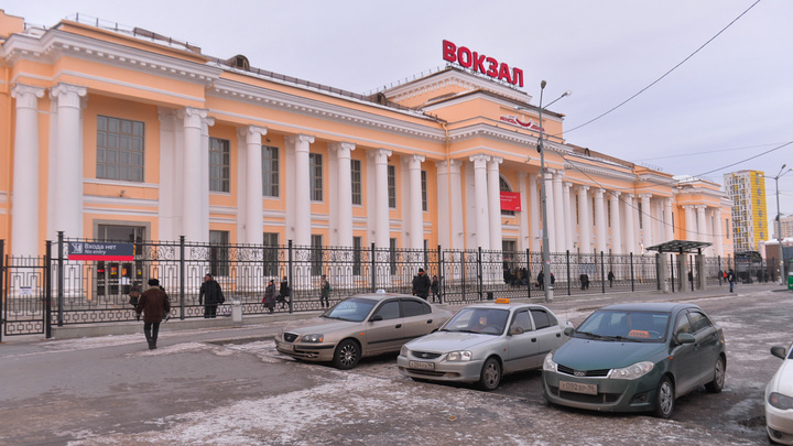 «Всех пассажиров вывели на улицу»: в Екатеринбурге экстренно эвакуировали железнодорожный вокзал