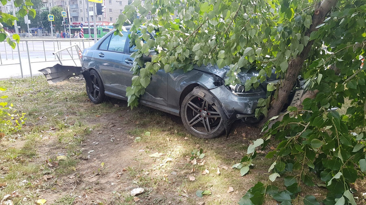 Лихач на Mercedes с «красивым» номером сбил пешехода и снес дерево в центре Тюмени