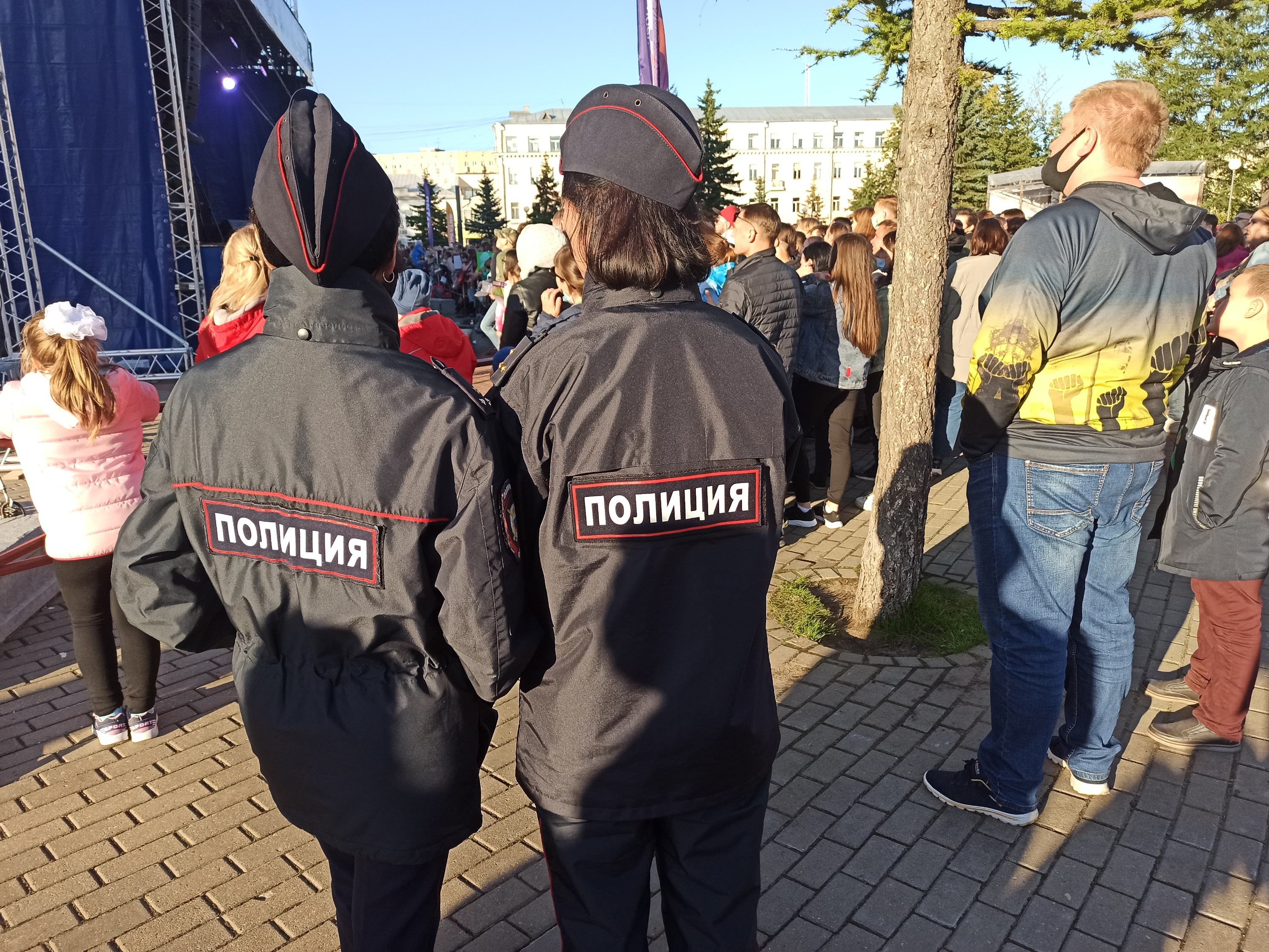 За порядком следит полиция За порядком следит полиция