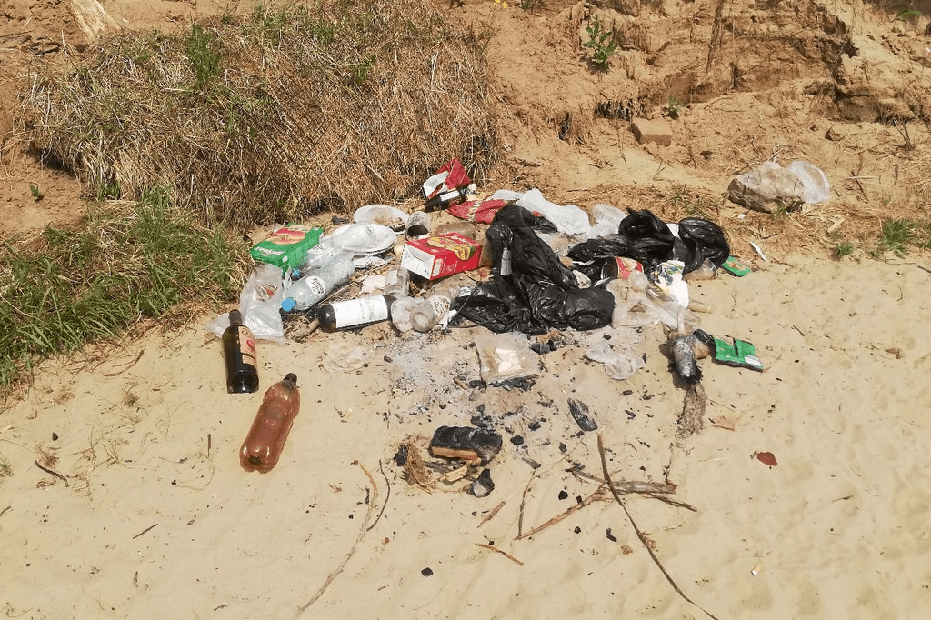 Вот такие залежи мусора можно обнаружить на берегу острова