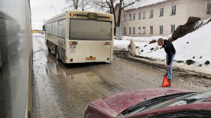 Водители автобусов маршрута № 19 требуют пустить его в обход Героев Хасана — дорога на улице разбита