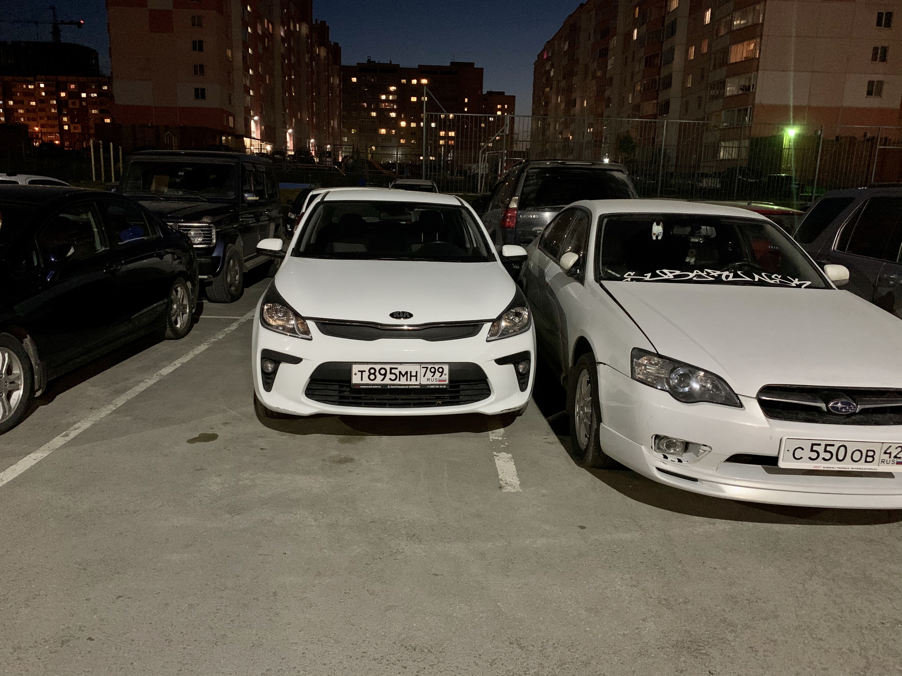 Водитель KIA встал совсем не по разметке Водитель KIA встал совсем не по разметке
