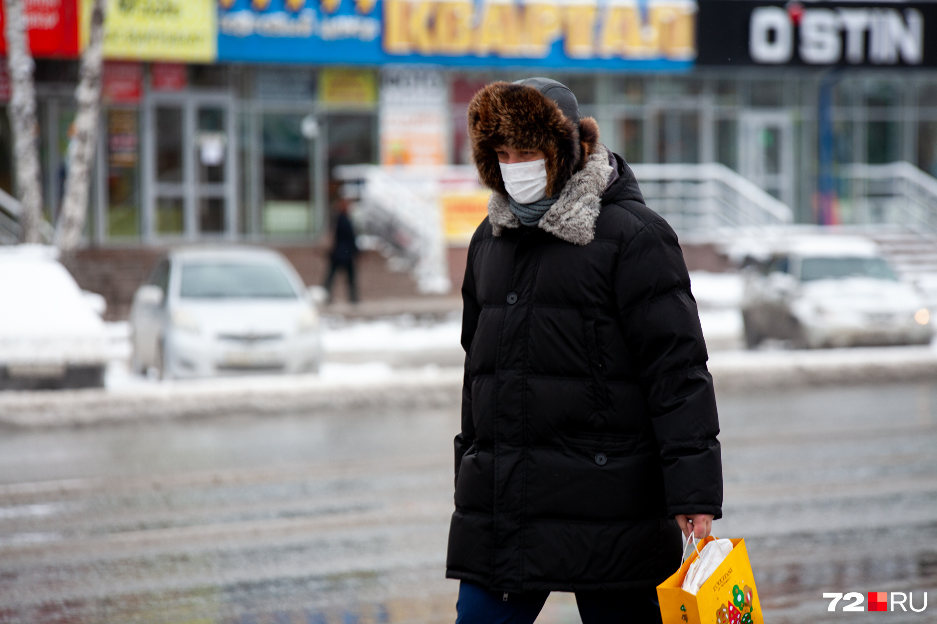 Прохожие теперь похожи друг на друга. Кстати, если вы вдруг вышли в магазин или пошли на работу (и вам разрешено ходить туда), то не забывайте соблюдать дистанцию — она должна быть не менее 1,5 метра друг от друга! Прохожие теперь похожи друг на друга. Кстати, если вы вдруг вышли в магазин или пошли на работу (и вам разрешено ходить туда), то не забывайте соблюдать дистанцию — она должна быть не менее 1,5 метра друг от друга!