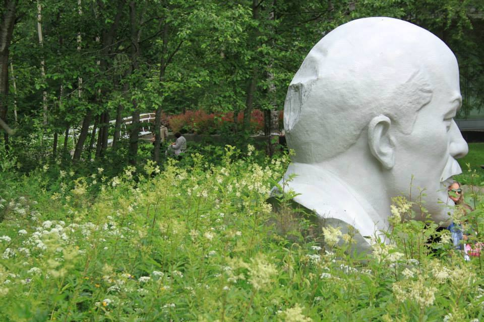 Ленин — это голова! Памятник в Разливе, у легендарного шалаша, где наш герой скрывался от ареста за несколько месяцев до революции