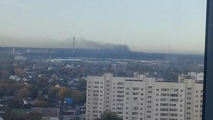 «Черные клубы дыма видно с Вторчермета»: под Екатеринбургом разгорается пожар