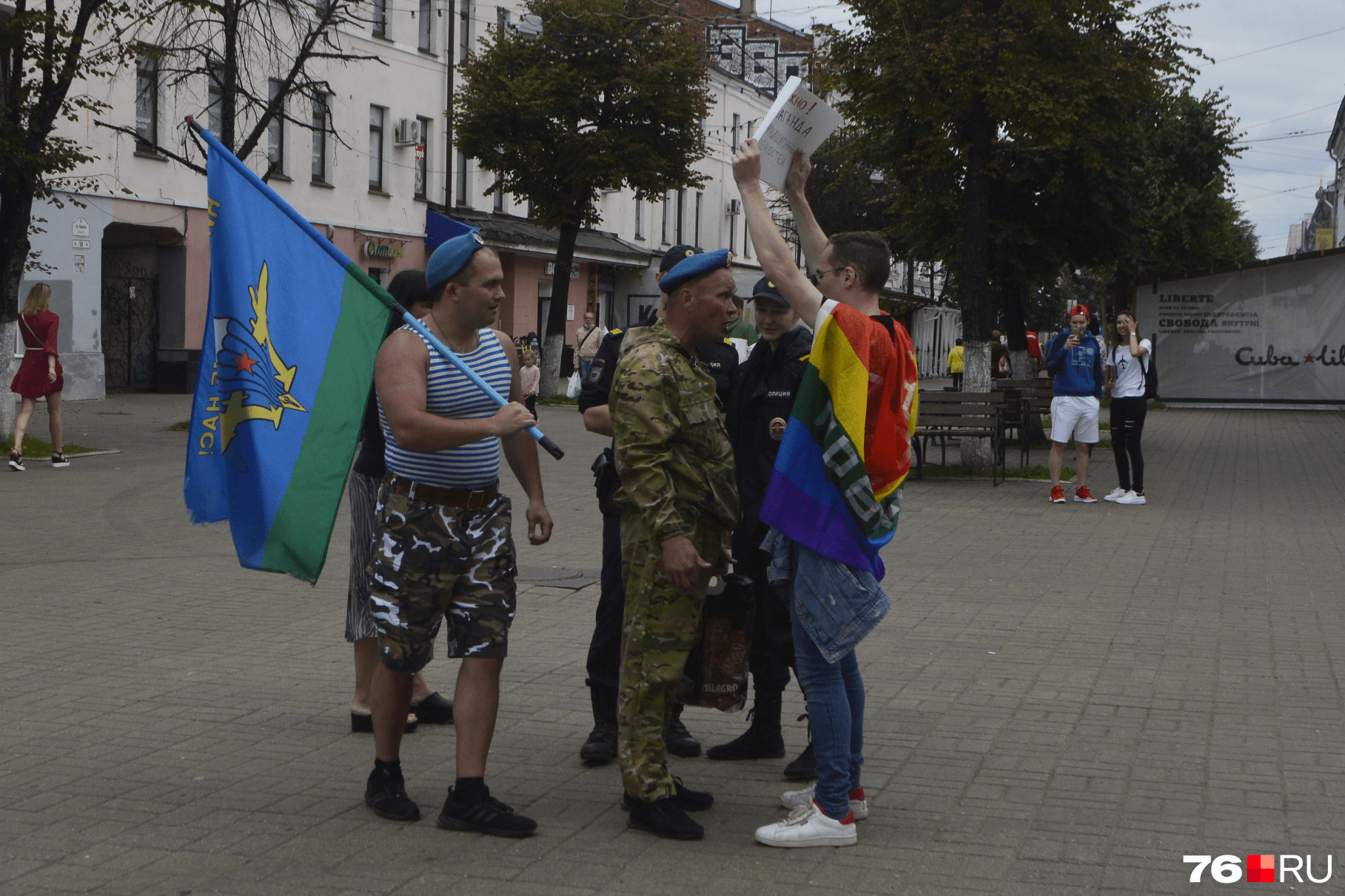 В центре Ярославля вэдэвэшники толпой набросились на гей-активиста: фото и  видео | Происшествия, новости ЛГБТ - 2 августа 2020 - 76.ru