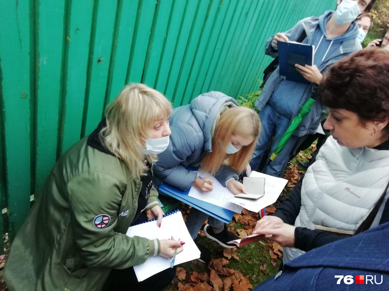 Регистрация на лавочке понравилась не всем участникам публичных слушаний Регистрация на лавочке понравилась не всем участникам публичных слушаний