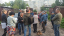 Жители в Архангельске устроили собрание для 29.RU, чтобы показать, как живут в аварийных домах
