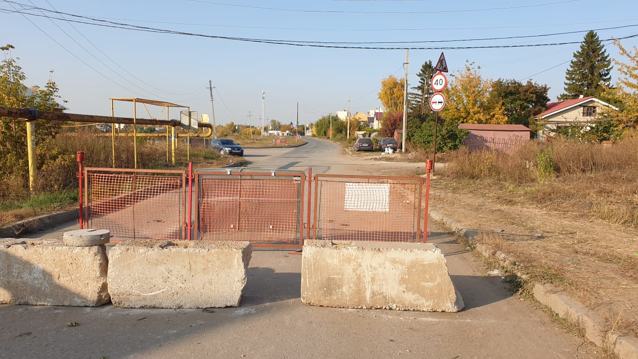Узкую дорогу закрыли бетонными блоками Узкую дорогу закрыли бетонными блоками