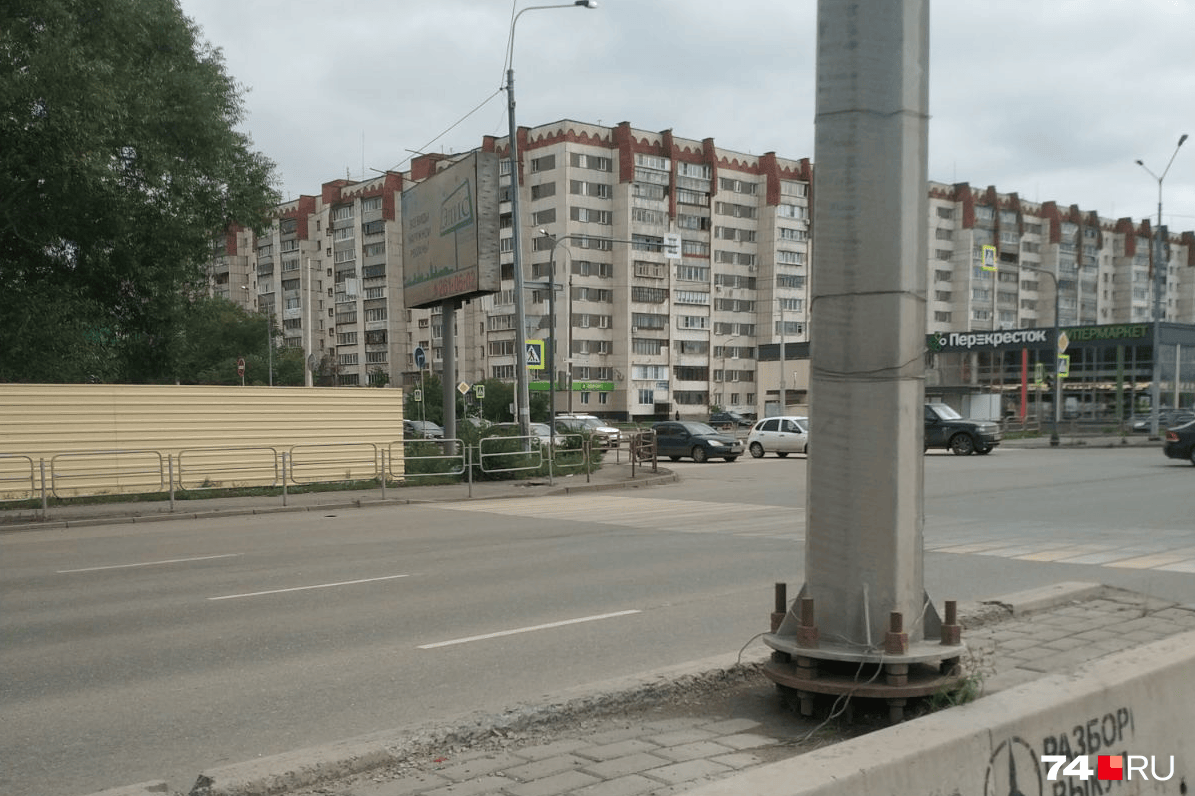 Хотя официально «зебры» здесь уже нет, люди переходят по ней дорогу по привычке Хотя официально «зебры» здесь уже нет, люди переходят по ней дорогу по привычке