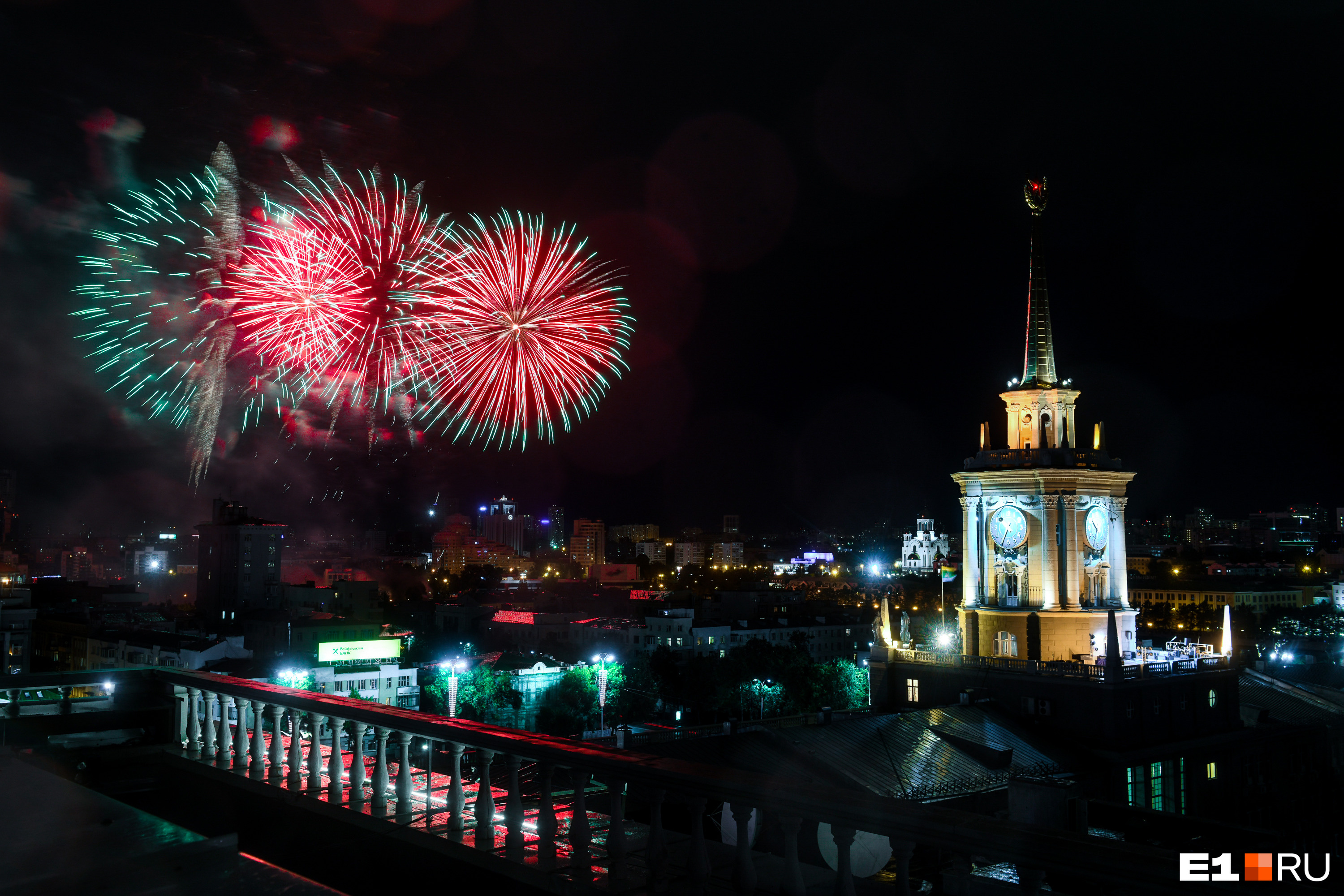 Салют в городе картинка