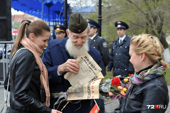 В руках ветерана — старые тюменские газеты