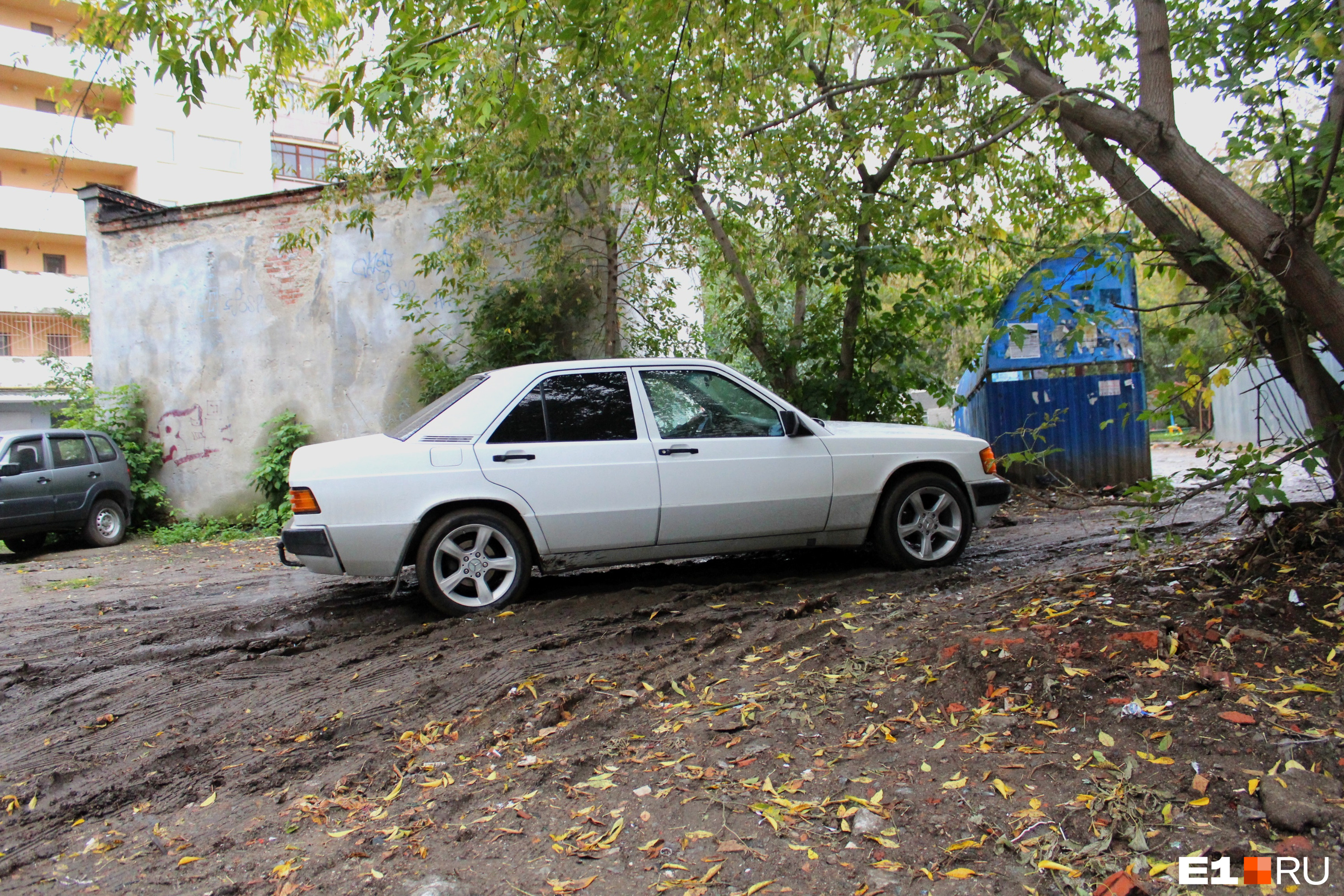 Местные жители паркуют автомобили на неблагоустроенной территории 