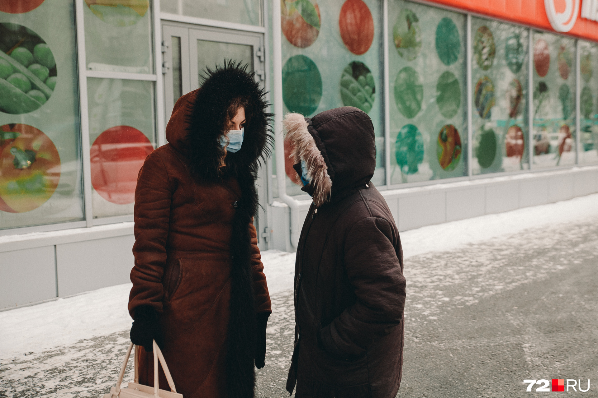 Женщина говорит, что не боится заразы, которая сейчас гуляет по всей стране. Главное — беречься и одеваться теплее Женщина говорит, что не боится заразы, которая сейчас гуляет по всей стране. Главное — беречься и одеваться теплее