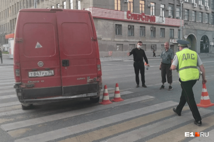 Водитель фургона (в клетчатой рубашке) признался, что не заметил, что для него горит запрещающий сигнал Водитель фургона (в клетчатой рубашке) признался, что не заметил, что для него горит запрещающий сигнал