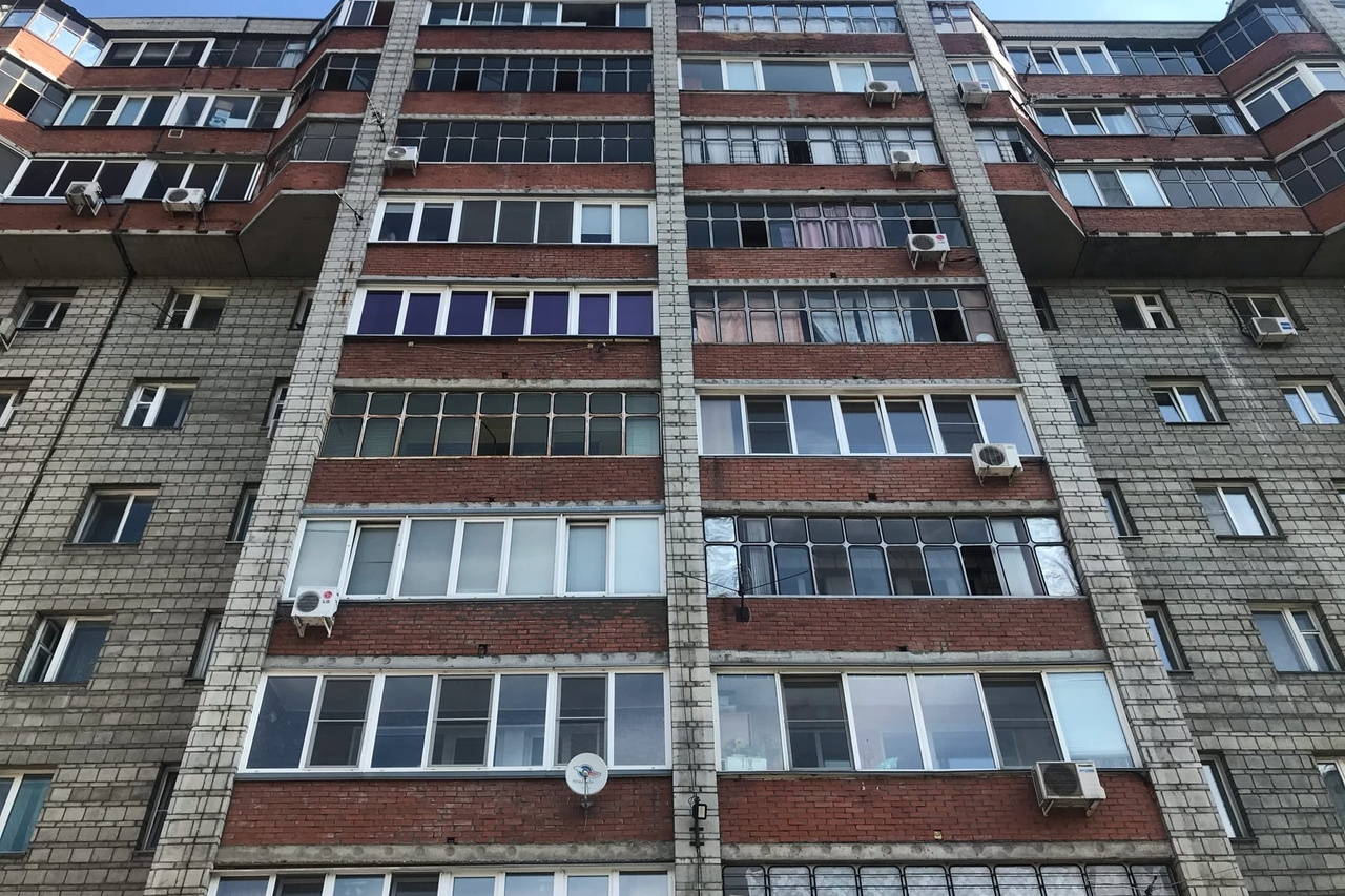 16-летняя девушка выпала из окна дома на улице Кирова в Новосибирске 24  июля 2020 года - 24 июля 2020 - НГС