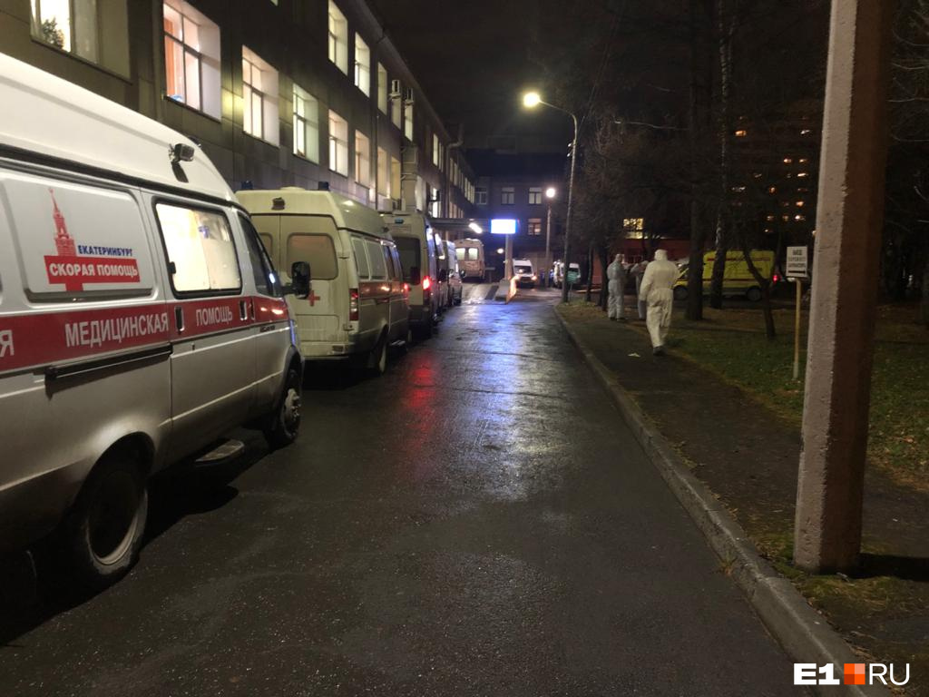 В очереди перед больницей № 24 выстроились порядка пятнадцати машин скорой помощи