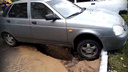 «Авто повисло на бордюре»: в Тольятти на парковке провалился асфальт