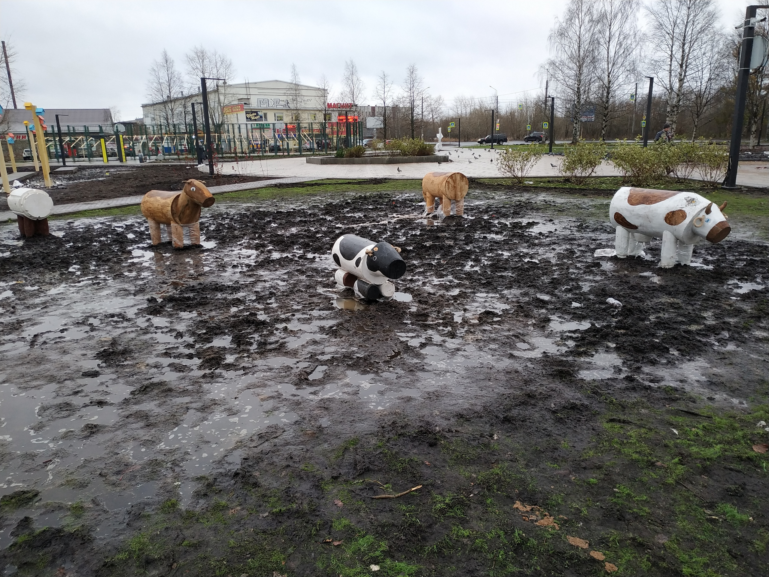 Напоминает больше хоздвор в какой-то деревне, а не современную игровую площадку для детей, правда? Напоминает больше хоздвор в какой-то деревне, а не современную игровую площадку для детей, правда?