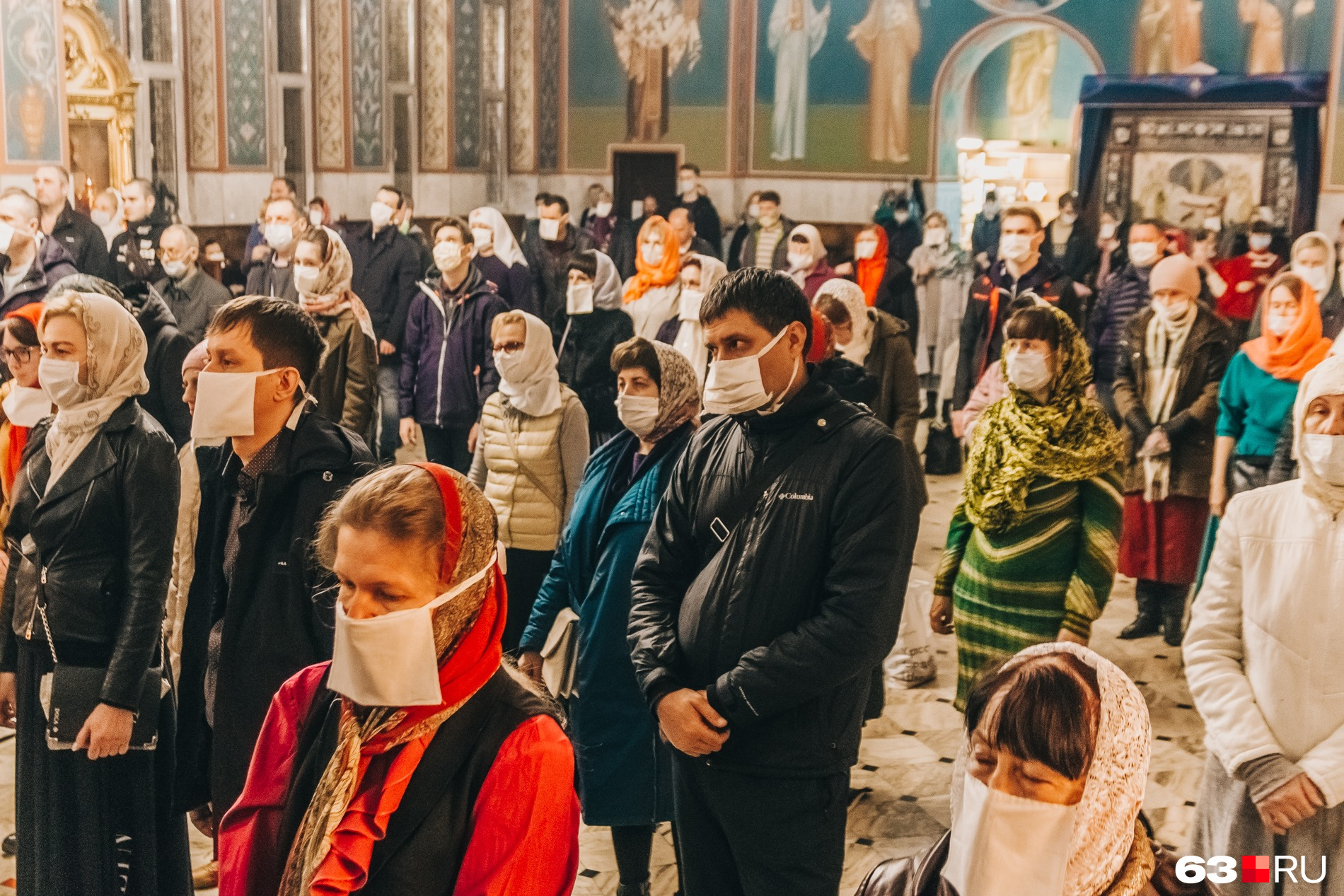 В Самаре Пасха-2020 отличается от прошлых тем, что на прихожанах появились защитные маски В Самаре Пасха-2020 отличается от прошлых тем, что на прихожанах появились защитные маски