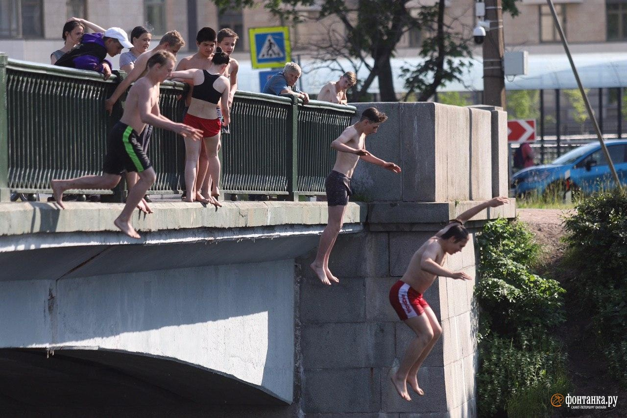 Летом 2020 года группа молодых людей <a href="https://www.fontanka.ru/2020/06/15/69316060/" target="_blank" class="_">развлекалась прыжками с моста</a> неподалеку от стадиона «Петровский». Подростки отметились лозунгами АУЕ в ответ на требование полиции отойти от ограждения моста.