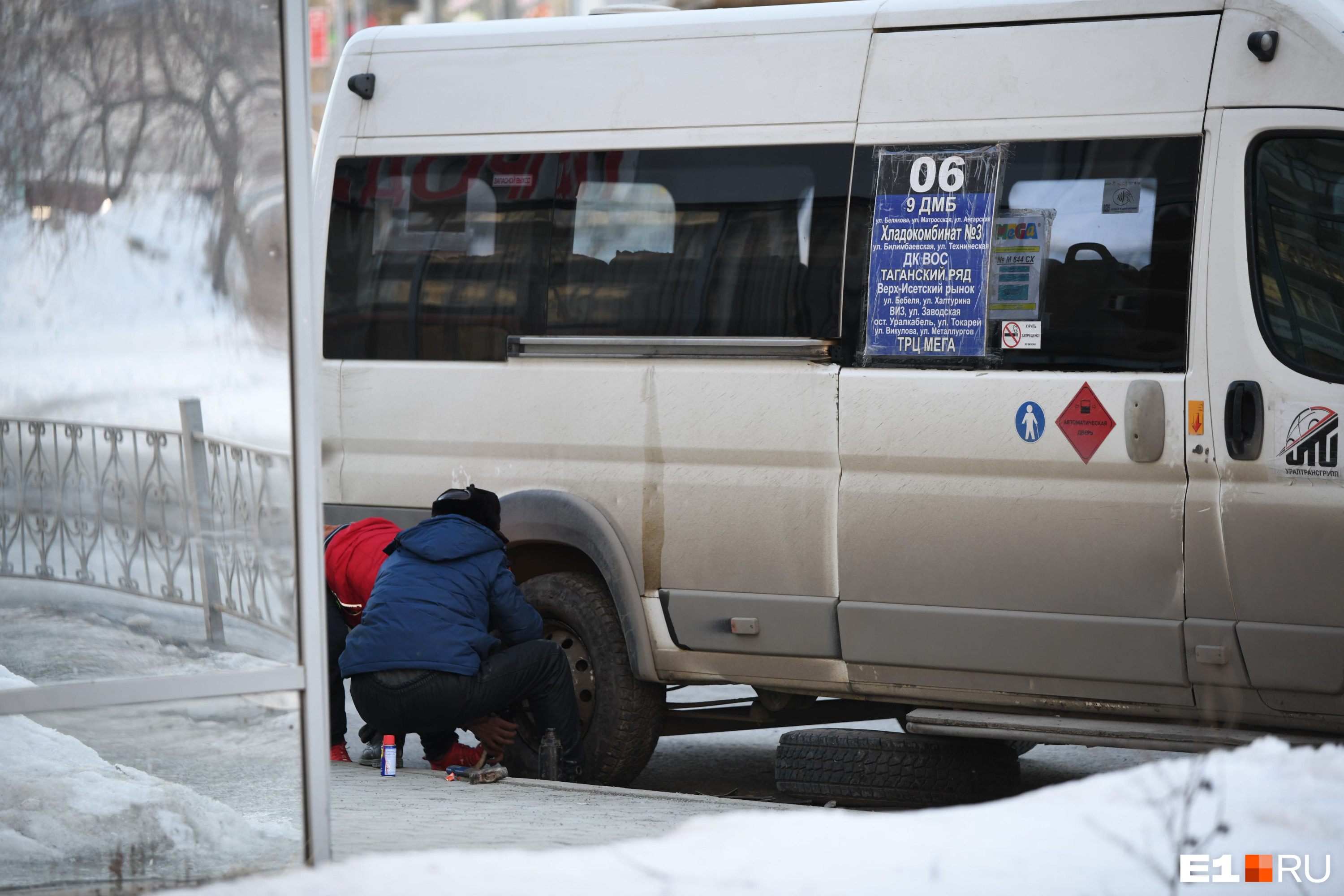 В Екатеринбурге все еще ездят микроавтобусы малой вместимости, в которых часто толкучка. В мэрии обещали, что будут стимулировать перевозчиков переходить на более вместительную технику