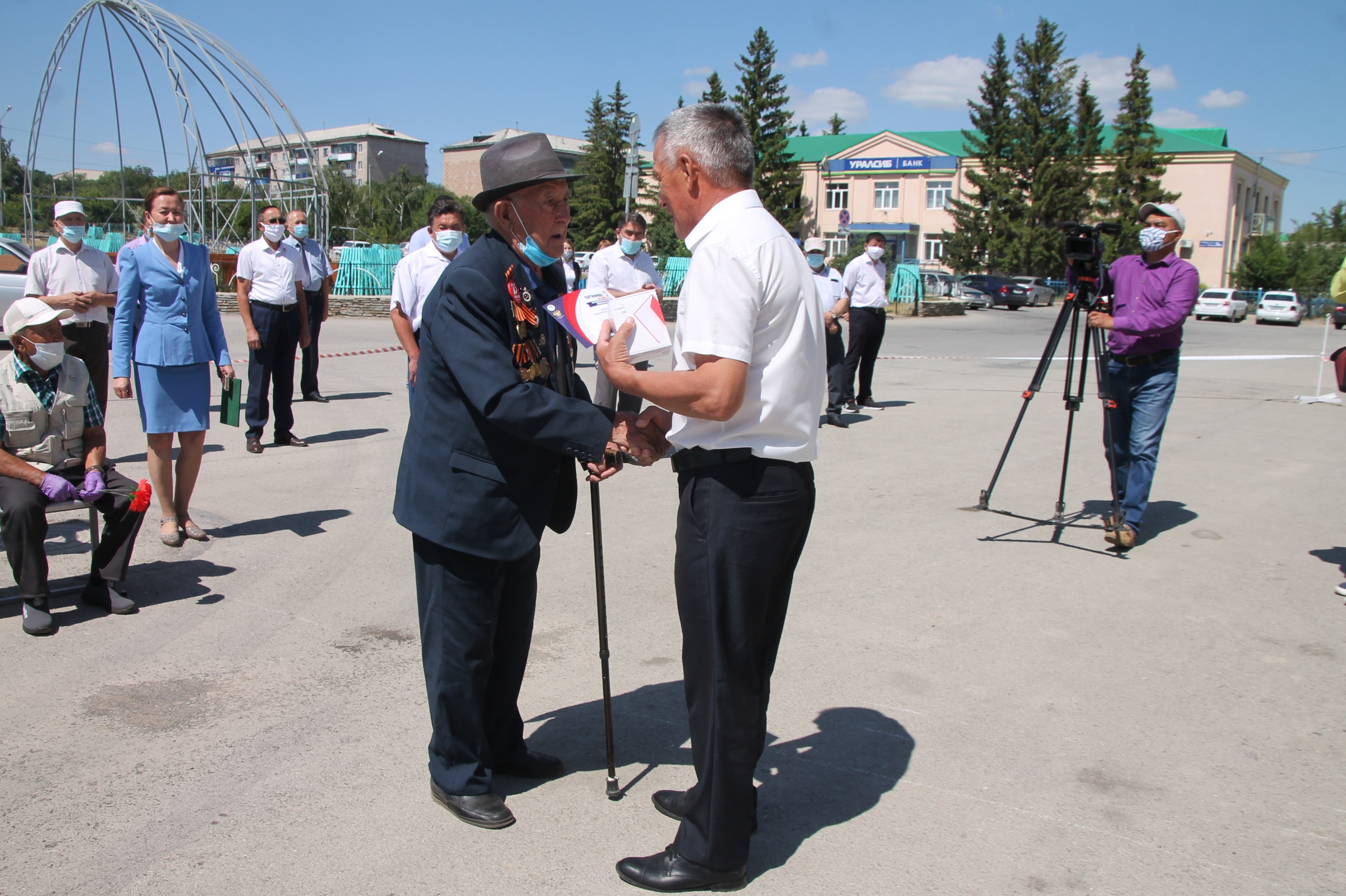 Поздравляют с 75-летием Победы ветерана Гайзуллу Аблюзина