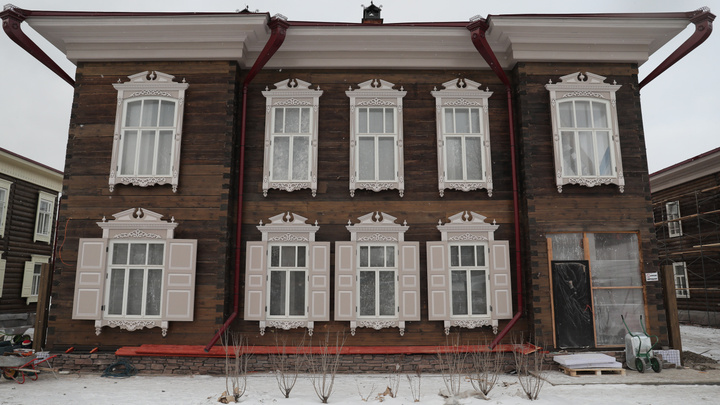 Старинные дома в Историческом квартале Красноярска освобождают от строительных заборов