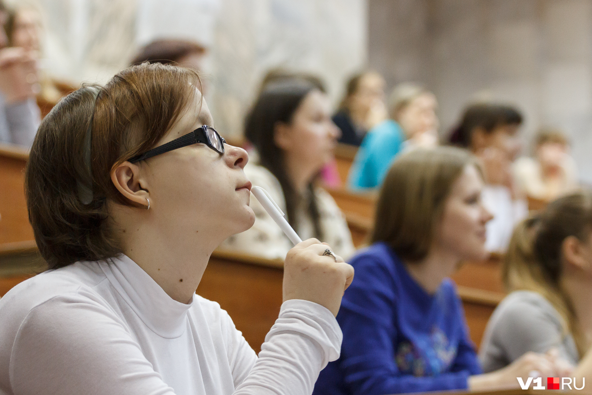 Абитуриенты волгоград. Студент в панике. Преподаватель курит на дистанте. Фото учителя 9го класс. Студент уезжает учиться.