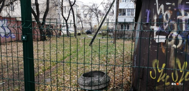 По версии полиции, Руслан сам нанес себе смертельные травмы, перелезая через этот забор По версии полиции, Руслан сам нанес себе смертельные травмы, перелезая через этот забор