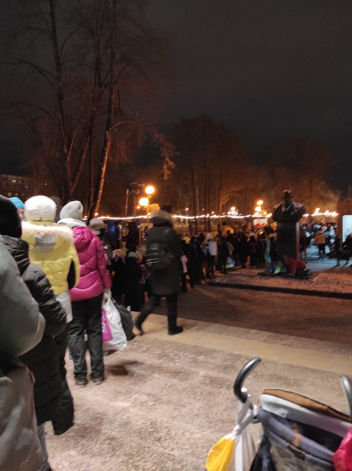 В основном в парке были семьи с маленькими детьми, и родителям пришлось переживать, как бы дети не пострадали в толкучке В основном в парке были семьи с маленькими детьми, и родителям пришлось переживать, как бы дети не пострадали в толкучке