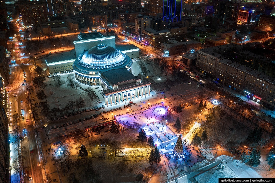Фотография ледового городка у Оперного театра в Новосибирске стала мемом в прошлом году