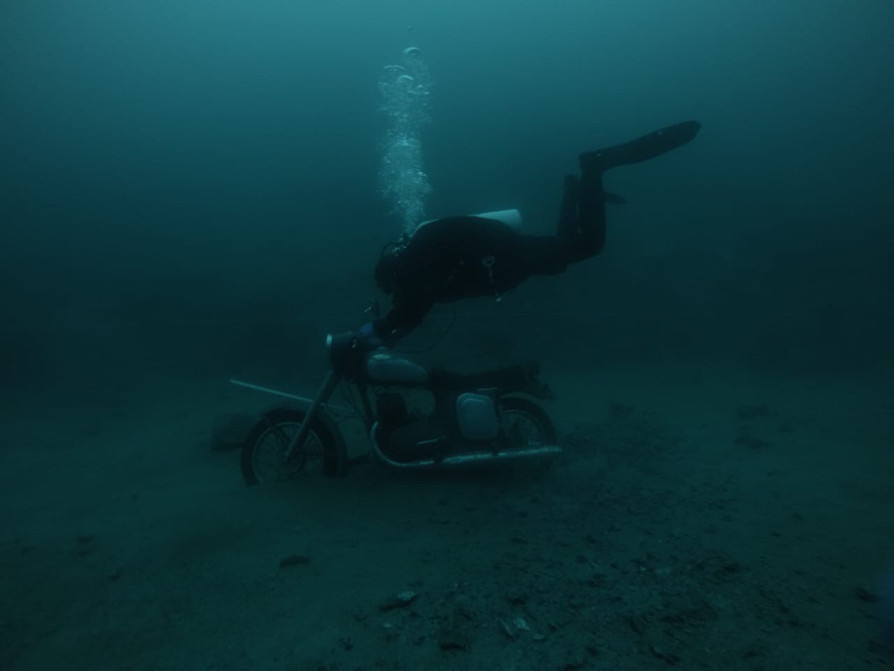 На карьере Лазурном под водой можно найти мотоцикл На карьере Лазурном под водой можно найти мотоцикл