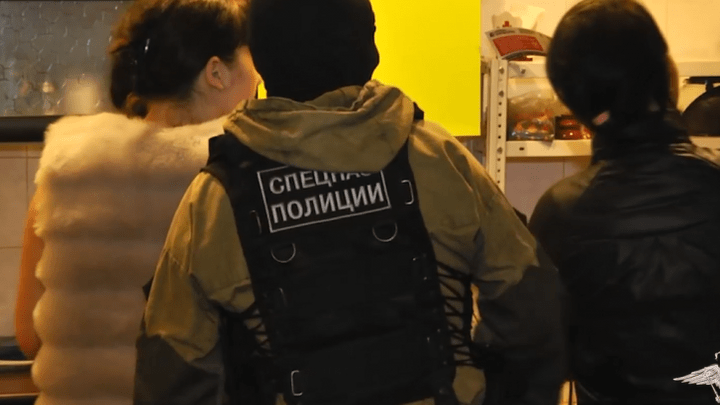 Полицейские накрыли крупную ОПГ, держащую салоны с проститутками по Красноярску