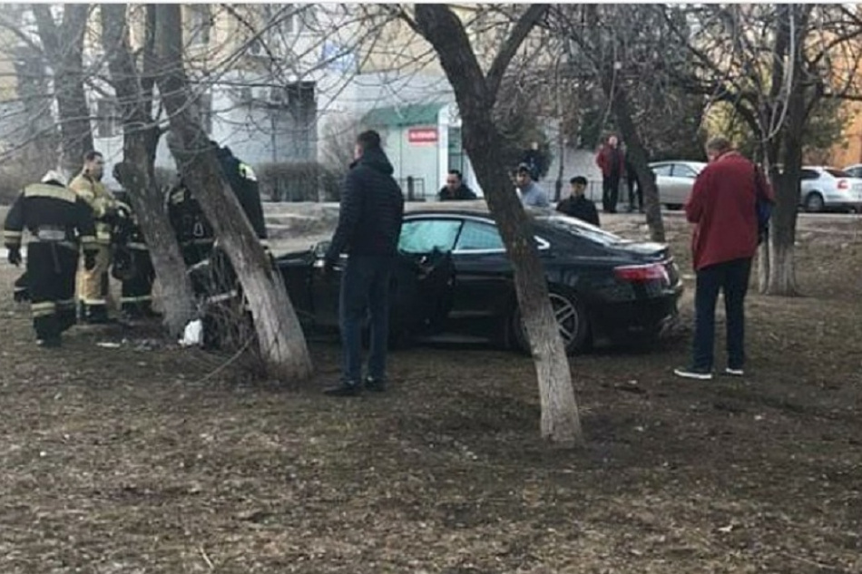 Двинские вести. Авария на Жукова Мерседес Волгоград 2016 год. ДТП В Таре день города протаранил дерево.