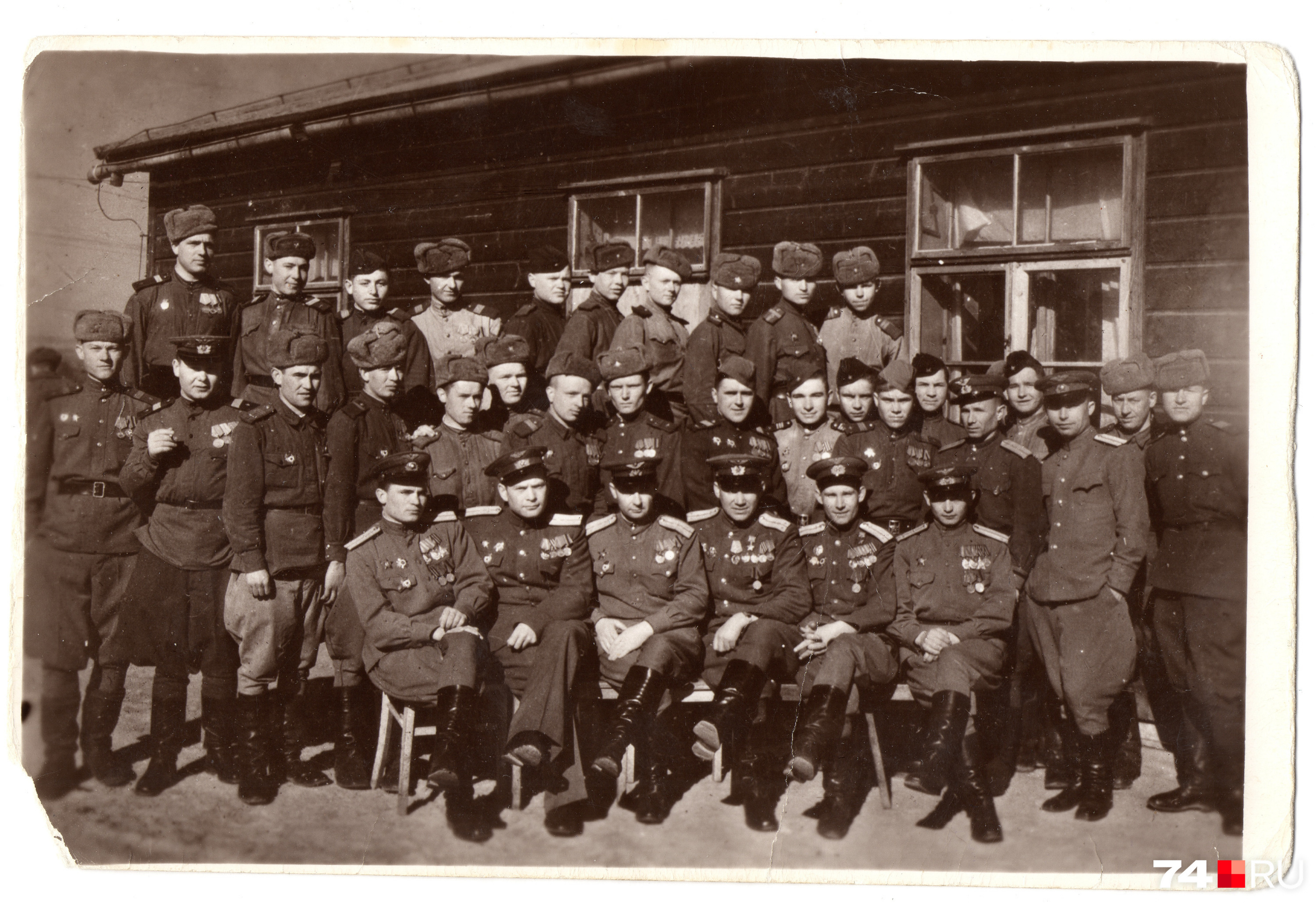 А это уже послевоенный снимок эскадрильи. Фотографию сделали в Австрии в 1946 году. Николай Стерликов здесь крайний справа в первом ряду А это уже послевоенный снимок эскадрильи. Фотографию сделали в Австрии в 1946 году. Николай Стерликов здесь крайний справа в первом ряду