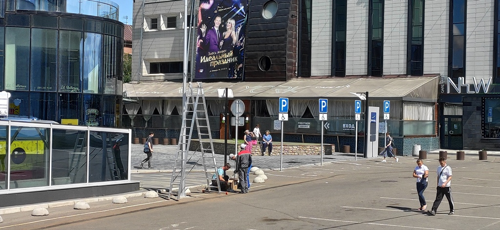 Парковаться на Театральной площади можно будет за 30 рублей в час или 150 — за сутки