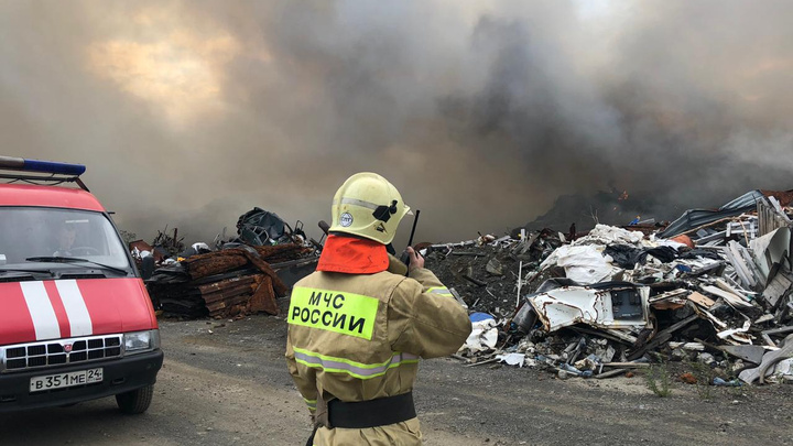 В Норильске загорелся полигон промышленных отходов на тысячу квадратов: шлейф дыма идет в тундру