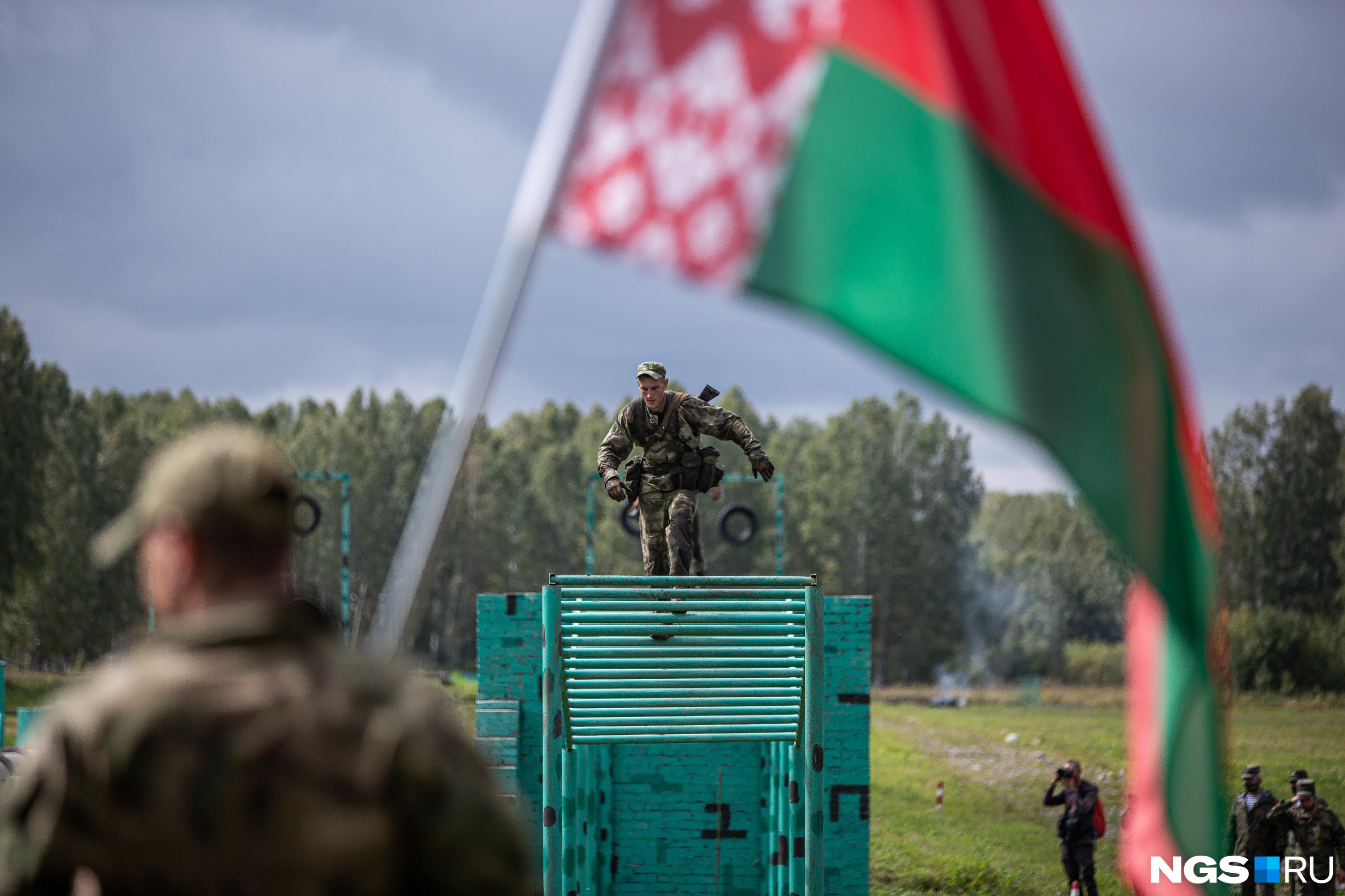 Разведчикам предстояло преодолеть стандартный забор НАТО