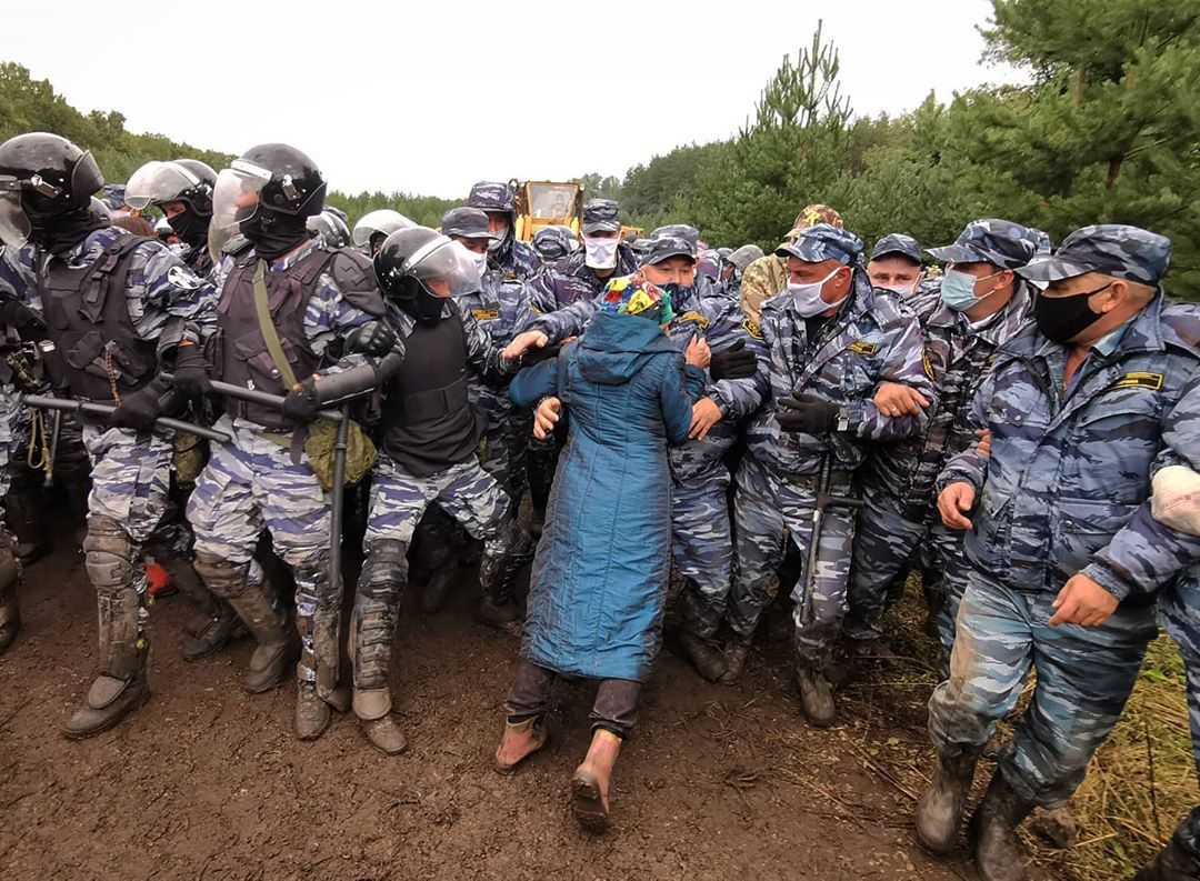 Среди активистов была не одна женщина Среди активистов была не одна женщина