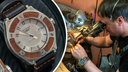 «Часы твои купил Безруков!»: мастер из Архангельска делает стильные циферблаты-перевертыши