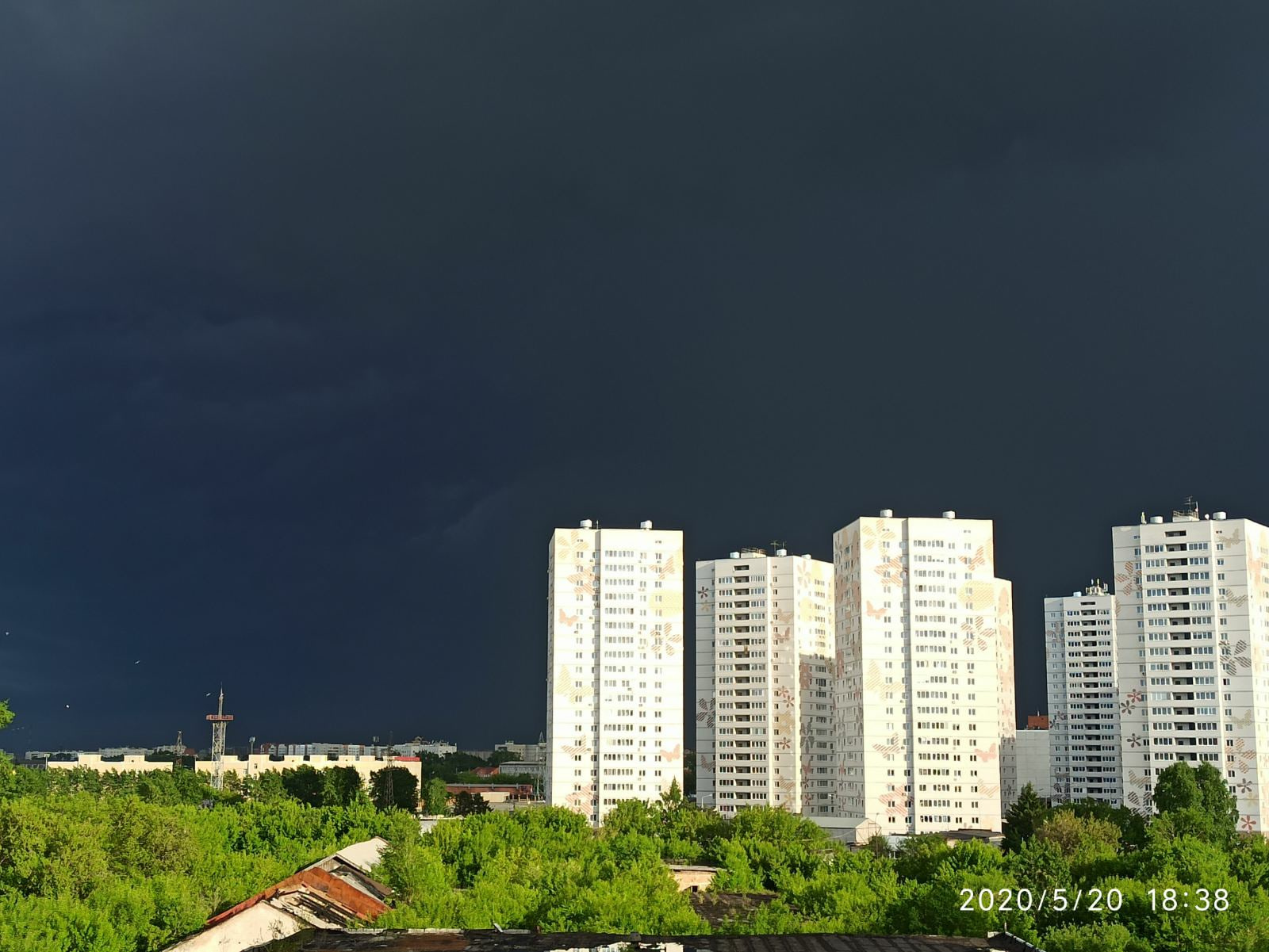 Белые башни ЖК «Акварель» и черное-черное полотно над ним