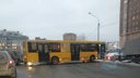В Новосибирске автобус перекрыл движение из Родников в город