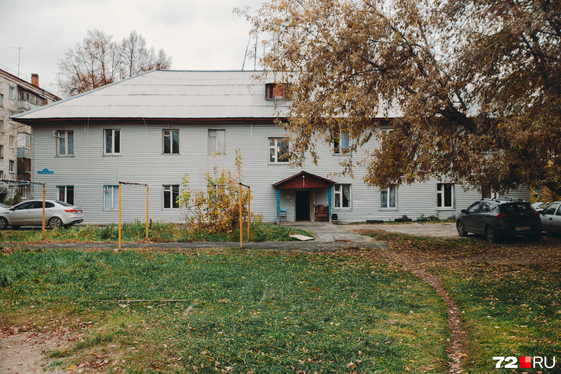 В этом общежитии с мамой и папой жила Аня Анисимова. В тот злополучный день девочка вышла из дверей собственного дома и пошла в школу, до которой так и не добралась. Что с ней случилось по дороге и где конкретно оборвались следы — неизвестно до сих пор ни родителям, ни следователям, есть только предположения