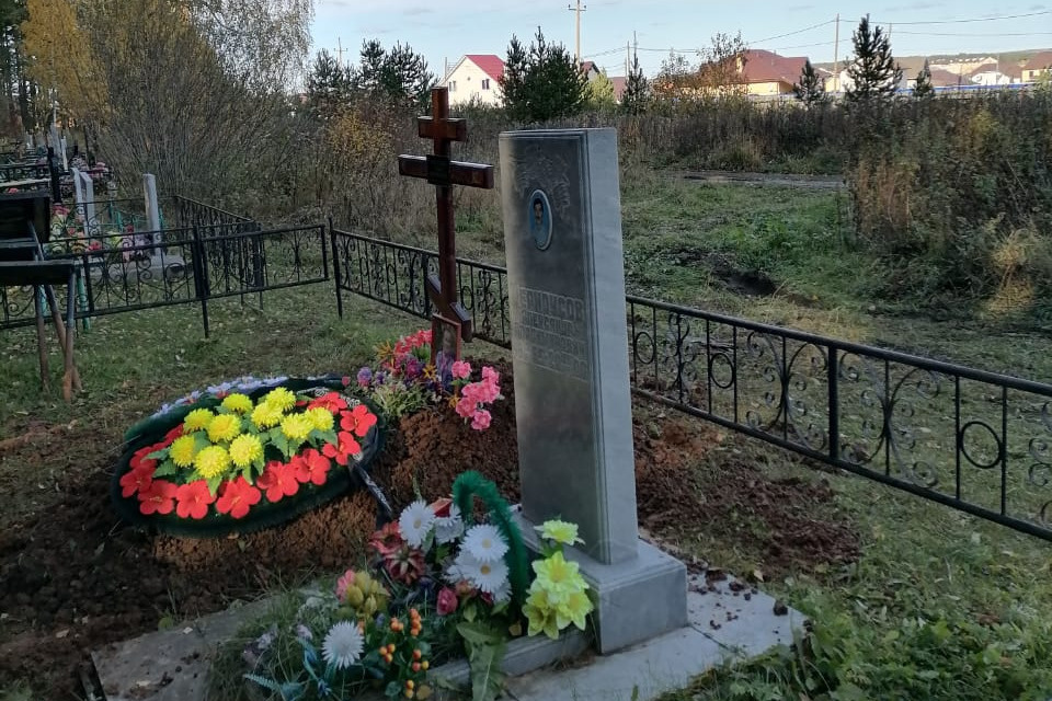 Участки на кладбищах в Косулино и в Белоярском огораживают произвольно, захоронения вышли за пределы кладбищ и располагаются на сельскохозяйственных землях, утверждает замдиректора «Мемориала»