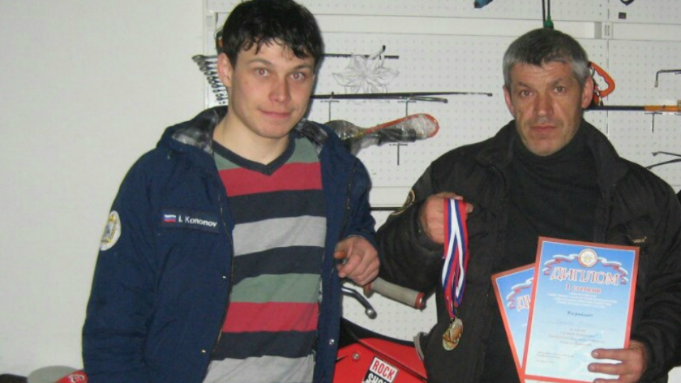 Игорь Кононов (слева) только что победил в полуфинале личного чемпионата России по мотогонкам на льду<br>