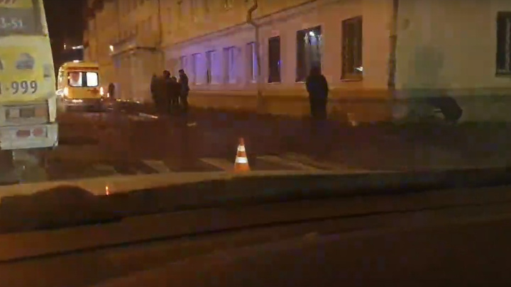 В центре Архангельска сбили женщину с собаками. Водитель скрылся с места ДТП