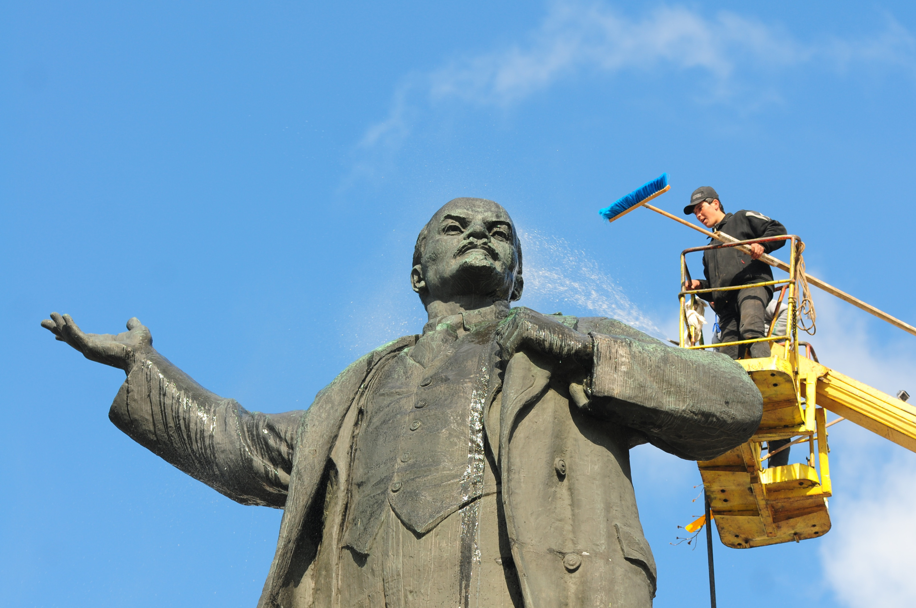 Ленин на площади 1905 года иногда принимает душ, но в этом году к юбилею его не помыли: самоизоляция, до того ли нам теперь