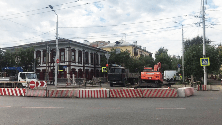 Перекрёсток в центре Красноярска закрыли из-за аварийного ремонта теплосетей